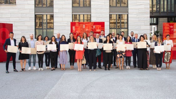 31 neue Gemeindesekretäre und Gemeindesekretärinnen haben nach Abschluss des Befähigungslehrgangs ihre Diplome erhalten. (Foto: LPA/Fabio Brucculeri)