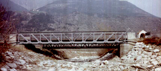 In Latsch ist die bestehende Brücke aus den 1920er-Jahren über den Plima-Bach aufgrund starker Korrosionsschäden nicht mehr sanierbar. Die Infrastruktur wird deshalb erneuert. (Foto: LPA/Landesabteilung Tiefbau)