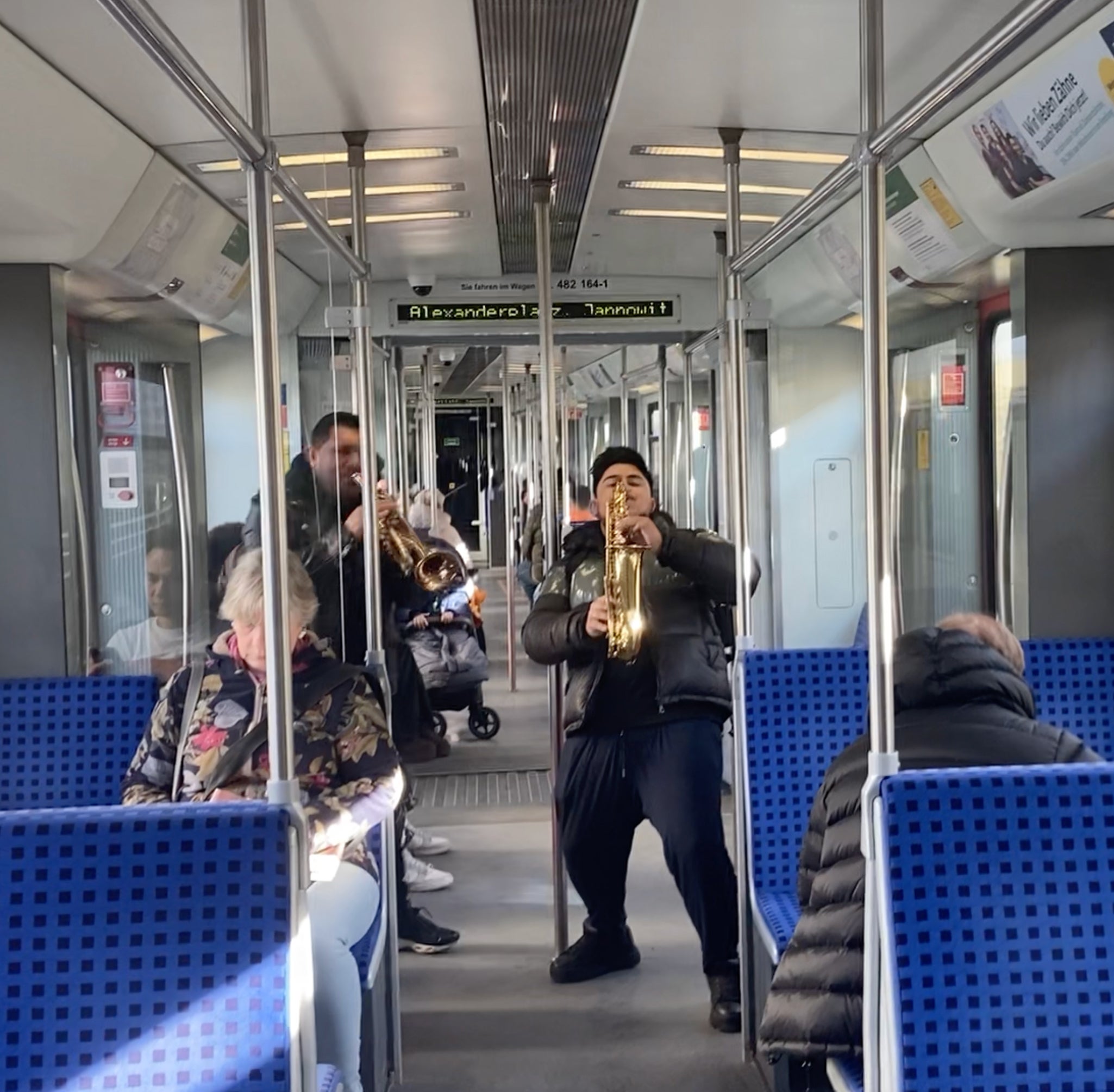 Performance sui mezzi pubblici: un format popolare che ora viene utilizzato anche nell'ambito del festival LanaLive 2025. La tratta ferroviaria Lana/Postal-Bolzano sarà “animata” musicalmente il 23 maggio. (Foto: Hannes Hoelzl)