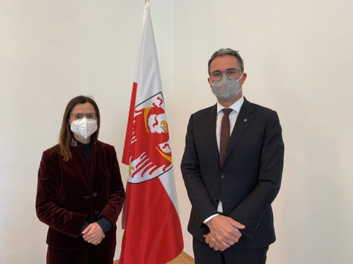 Die neue ORF-Tirol-Landesdirektorin, Esther Mitterstieler, hat heute Landeshauptmann Kompatscher einen Antrittsbesuch abgestattet. (Foto: LPA/Elisabeth Augustin)
