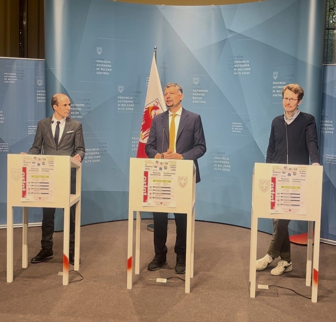 L'indagine ASTAT, presentata dal direttore dell'ASTAT Timon Gärtner (nella foto il primo da sinistra), dall'assessore alla mobilità Daniel Alfreider e dal rappresentante della STA David Felz, fornisce importanti indicazioni su come l'Alto Adige possa intervenire sulla mobilità del futuro. (Foto: USP/Bruno Benedetto)