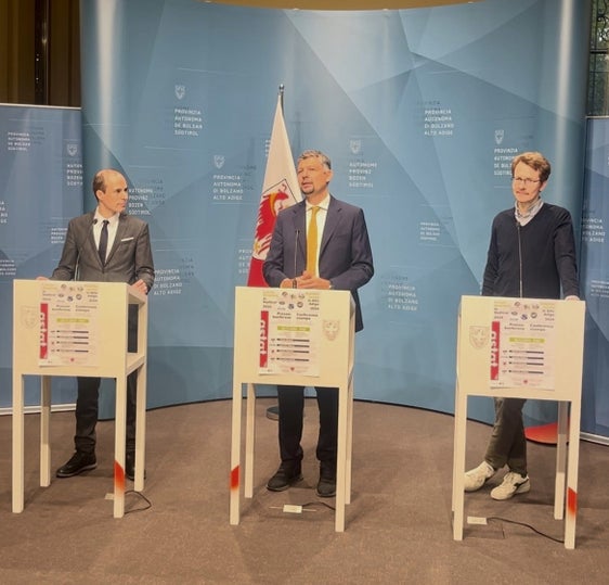 L'indagine ASTAT, presentata dal direttore dell'ASTAT Timon Gärtner (nella foto il primo da sinistra), dall'assessore alla mobilità Daniel Alfreider e dal rappresentante della STA David Felz, fornisce importanti indicazioni su come l'Alto Adige possa intervenire sulla mobilità del futuro. (Foto: USP/Bruno Benedetto)