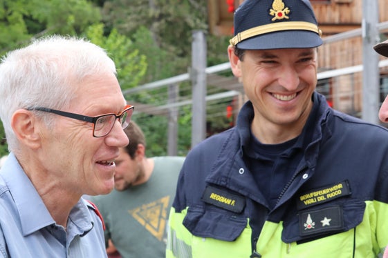 Sono stati compagni fin dall'inizio del programma di formazione (da sinistra): Christoph Oberhollenzer, direttore dell'Unione provinciale dei corpi dei vigili del fuoco volontari dell'Alto Adige, e Felix Reggiani del Corpo permanente dei vigili del fuoco di Bolzano, che è stato coinvolto nei corsi forestali fin dall'inizio. (Foto: USP/Maja Clara)