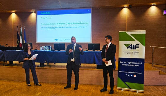 Das Projekt stärkt gezielt Inklusion und digitale Barrierefreiheit in der Landesverwaltung und fördert eine organisationsweite Kultur, die Vielfalt als Stärke versteht und sich konsequent an europäischen Standards der Zugänglichkeit orientiert, betont Generaldirektor Alexander Steiner (Bildmitte). Steiner und Amtsdirektor Günter Sölva (rechts im Bild) stellten das Projekt im Rahmen der Tagung der italienischen Vereinigung für Weiterbildung AIF in Udine vor. (Foto: LPA)