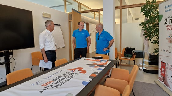 Wir Transplantierte danken täglich unseren Spenderinnen und Spendern sowie deren Familien. Mit unserer sportlichen Betätigung möchten wir auch unsere Wertschätzung für dieses Geschenk zum Ausdruck bringen, sagte Eugen Vikoler. Von links: Landesrat Peter Brunner, Eugen Vikoler und Christian Battisti. (Foto: LPA/Katharina Trocker)
