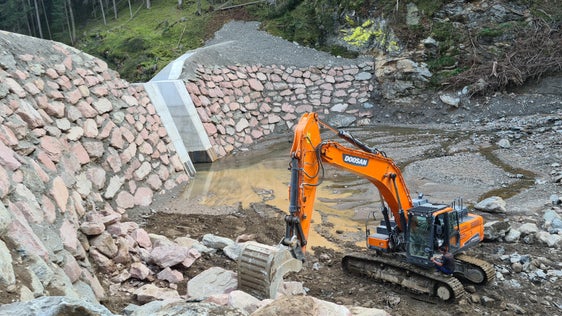 La squadra dell'Ufficio Sistemazione bacini montani Nord ha innalzato la briglia lungo il Rio Deserto; l'anno prossimo proseguirà l'ampliamento del bacino retrostante, per il quale sono già stati effettuati i primi scavi. (Foto: ASP/Ufficio Sistemazione bacini montani Nord)
