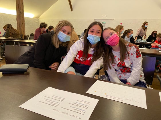 Erstmals fand heuer das Integrationsprojekt "Hond-in-Hond, Freizeit mitanond" im Überetsch statt: Oberschüler, Oberschülerinnen und junge Menschen mit Beeinträchtigung verbrachten Freizeit gemeinsam. (Foto: LPA/Deutsche Bildungsdirektion)