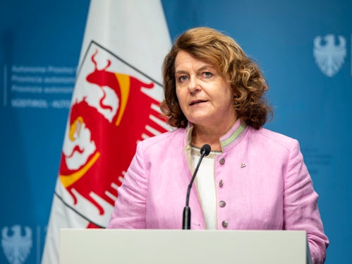 Familien brauchen eine stabile Wohnsituation und eine Perspektive. Darum geht es in diesem Wohnintegrationsprojekt darum, die Betroffenen in den Bereichen Arbeit, Wohnen und Spracherwerb zu begleiten und zu unterstützen“, hob Soziallandesrätin Rosmarie Pamer hervor. (Foto: LPA/Fabio Brucculeri)