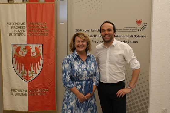 L'assessora provinciale alla Coesione sociale Rosmarie Pamer e l'assessore provinciale all'Istruzione tedesca Philipp Achammer sono lieti che l'offerta formativa decentrata della Scuola provinciale per le professioni sociali “Hannah Arendt” riscuota grande successo. (Foto: USP/Hannes Wisthaler)