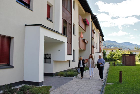 A Bressanone, 15 appartamenti di un condominio sono stati ristrutturati per renderli più efficienti dal punto di vista energetico; l'assessora provinciale Deeg e la presidente dell'Ipes Tosolini li hanno visitati durante un sopralluogo (Foto: ASP/Greta Stuefer)
