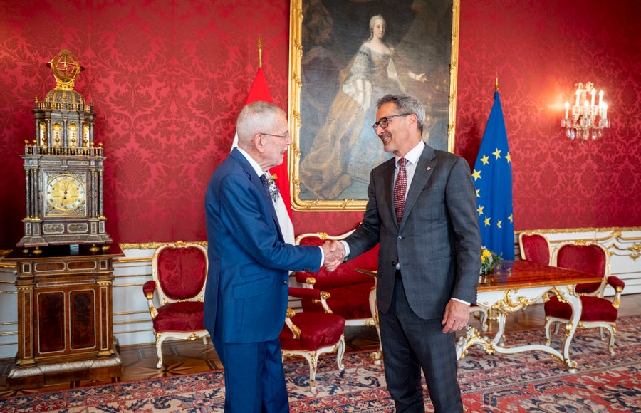 Bundespräsidenten  Alexander Van der Bellen (links) begrüßte Landeshauptmann Arno Kompatscher, der in dem Gespräch Österreich dankte. (Foto: HBF/Carina Karlovits)