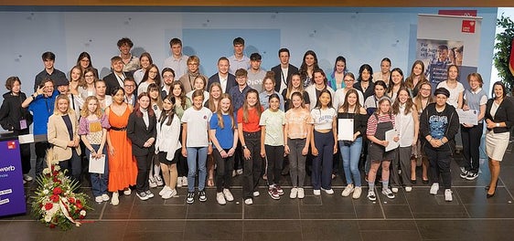 Alle TeilnehmerInnen des 70. Jugendredewettbewerbs aus Österreich und Südtirol mit Jugendlandesrätin Astrid Mair und Bernadett Humer (Sektionschefin Bundeskanzleramt) (Foto: Land Tirol/Forcher))