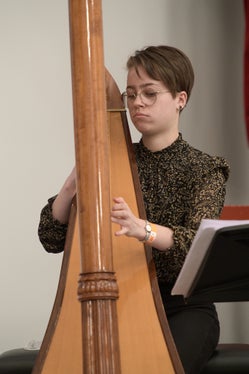 Jana Kritzinger mit Harfe aus Hafling, Lehrperson: Veronika Mair Tutzer, Musikschule Meran/Passeier (Foto: Land Tirol/Wolfgang Alberty) 