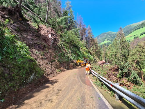 Particolarmente colpite sono state Terlano, Bolzano/Gries, la Val d’Isarco e la Val di Vizze, le zone intorno a Brunico e Dobbiaco (Foto: ASP/Ripartizione strade)