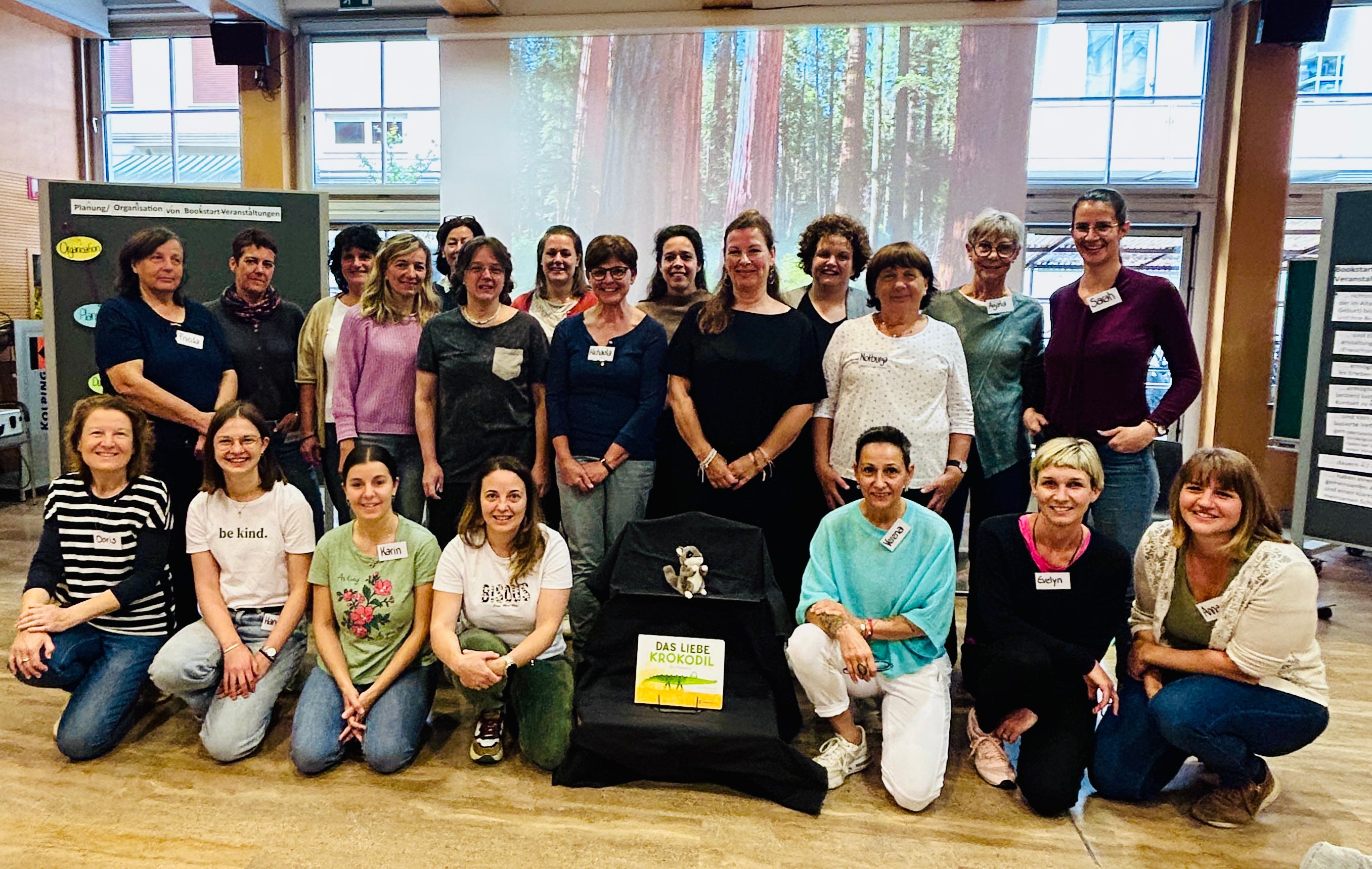 Rund 20 Mitarbeiterinnen in Öffentlichen Bibliotheken haben an einem Workshop teilgenommen, bei dem es um Geschichtenzauber für die Allerkleinsten ging. (Foto: LPA/Amt für Bibliotheken und Lesen/Sigrid Klotz)