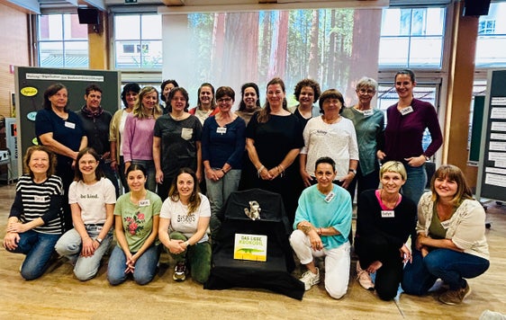 Rund 20 Mitarbeiterinnen in Öffentlichen Bibliotheken haben an einem Workshop teilgenommen, bei dem es um "Geschichtenzauber für die Allerkleinsten" ging. (Foto: LPA/Amt für Bibliotheken und Lesen/Sigrid Klotz)