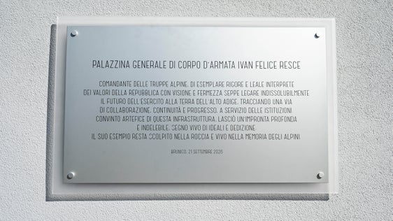 La targa in memoria del generale di Corpo d'Armata Ivan Resce, ideatore del Protocollo d'intesa tra Provincia, Difesa e Demanio assieme all'ex presidente della Provincia Luis Durnwalder. (Foto: USP/Fabio Brucculeri)
