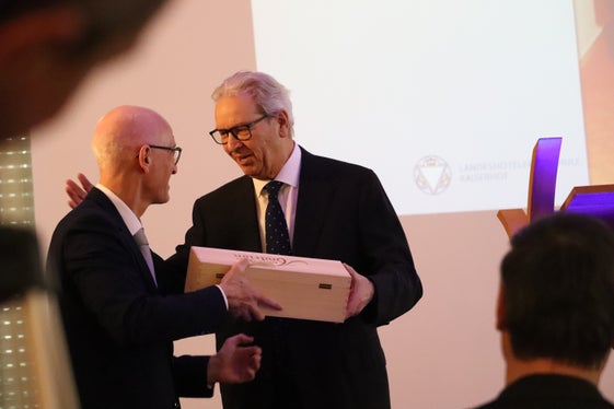 Dank von Hartwig Gerstgrasser, Direktor der Landeshotelfachschule Kaiserhof seit 2018 (links), an Erik Platzer, der den Kaiserhof von 1970 bis 1997 geleitet und damit die schulische Ausbildung im Hotel- und Gastgewerbe geprägt hat. (Foto: LPA/Maja Clara)