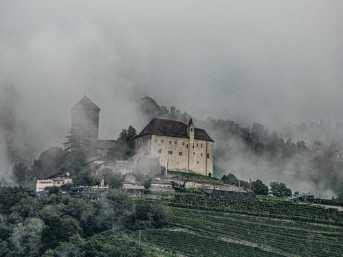 Bild des Monats September 2025: Schloss Tirol (Foto: LPA/Martin Geier)