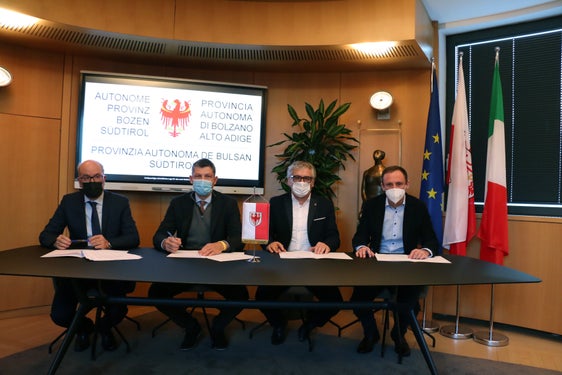 Firmato il contratto per la circonvallazione di Varna: (da sx) Pagani, Alfreider, Schatzer e il rappresentante del gruppo di imprese Michael Goller. (Foto: ASP/Ingo Dejaco)