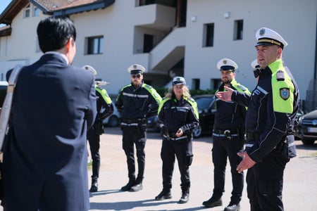 Egon Parisi, der Kommandant der Eppaner Ortspolizei (im Bild ganz rechts), stellt Sicherheits-Landesrätin Ulli Mair (im Bild links) seine Mannschaft vor. (Foto: LPA/Lukas Forer)