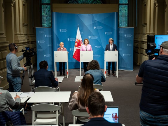 Die Direktorin des Amtes für Kinder- und Jugendschutz und Soziale Inklusion, Astrid Wiest (links), Landesrätin Rosmarie Pamer und Landesrat Hubert Messner stellten am 15. Mai nach dem Beschluss der Landesregierung aktuelle Beschlüsse wie das Integrationsprojekt für Flüchtlingsfamilien vor. (Foto: LPA/Fabio Brucculeri)