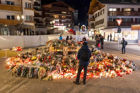 Anche la scuola altoatesina ha voluto esprimere il proprio cordoglio per le vittime e i familiari della tragedia avvenuta a Capodanno nella località di Crans-Montana, in Svizzera. Per il vicepresidente Marco Galateo, davanti a una tragedia di questa portata, il primo dovere delle istituzioni è quello del rispetto, della sobrietà e della partecipazione umana. (Foto: ANSA. La foto può essere utilizzata solamente nel contesto di questo comunicato stampa)