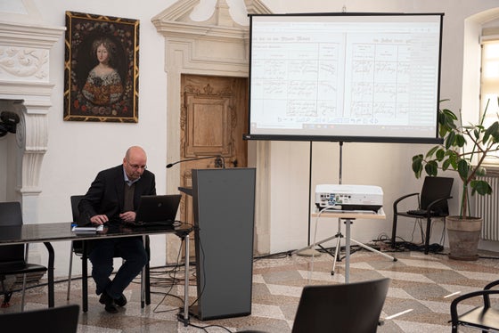 Archivar Gustav Pfeifer führte anhand von Beispielen die praktische Nutzung der Webseite www.kirchenbücher-südtirol.findbuch.net vor. (Foto: LPA/Jasmeen Farina)