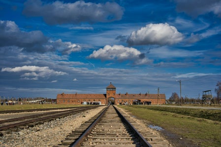 Il 27 gennaio 1945, l'Armata Rossa liberò il campo di concentramento e sterminio di Auschwitz-Birkenau. Dal 2005, in tutto il mondo il 27 gennaio è il Giorno della memoria delle vittime del nazionalsocialismo. (Foto: Unsplash/Fadjar Djulizar)