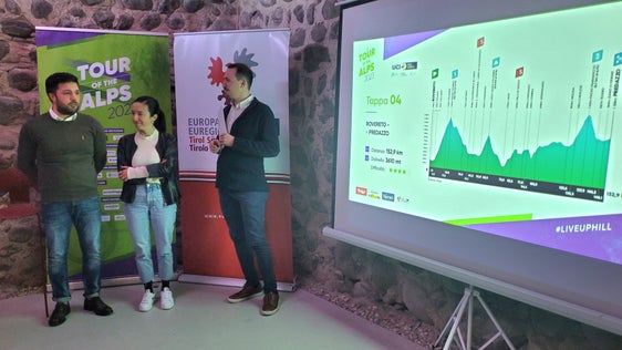 Gli assessori di Cavalese Alessandro Zorzi e Carla Vargiu con il responsabile della comunicazione del Tour of the Alps David Evangelista (Foto: Euregio/Armin Gluderer)