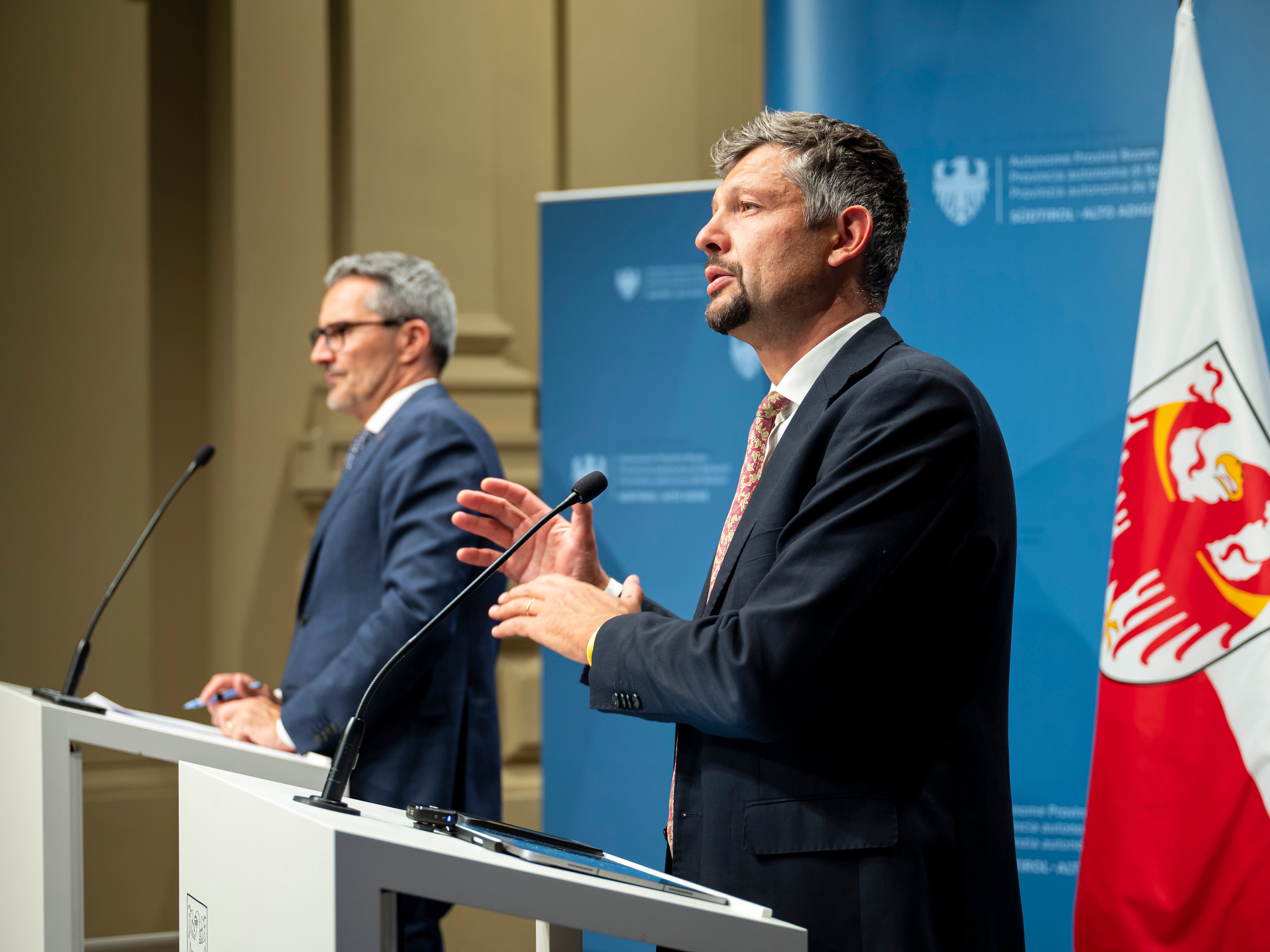 L'assessore provinciale Daniel Alfreider (a destra nella foto) ha discusso dell'approvazione del programma annuale 2025 di STA nella conferenza stampa a seguito della seduta di Giunta provinciale, assieme al presidente Arno Kompatscher (a sinistra). (Foto: USP/Fabio Brucculeri)