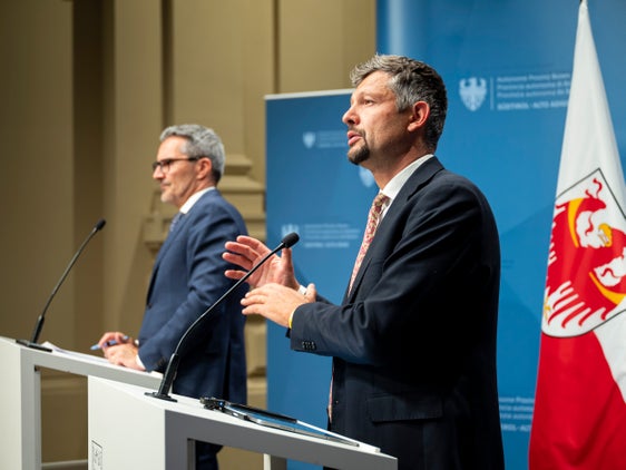 L'assessore provinciale Daniel Alfreider (a destra nella foto) ha discusso dell'approvazione del programma annuale 2025 di STA nella conferenza stampa a seguito della seduta di Giunta provinciale, assieme al presidente Arno Kompatscher (a sinistra). (Foto: USP/Fabio Brucculeri)