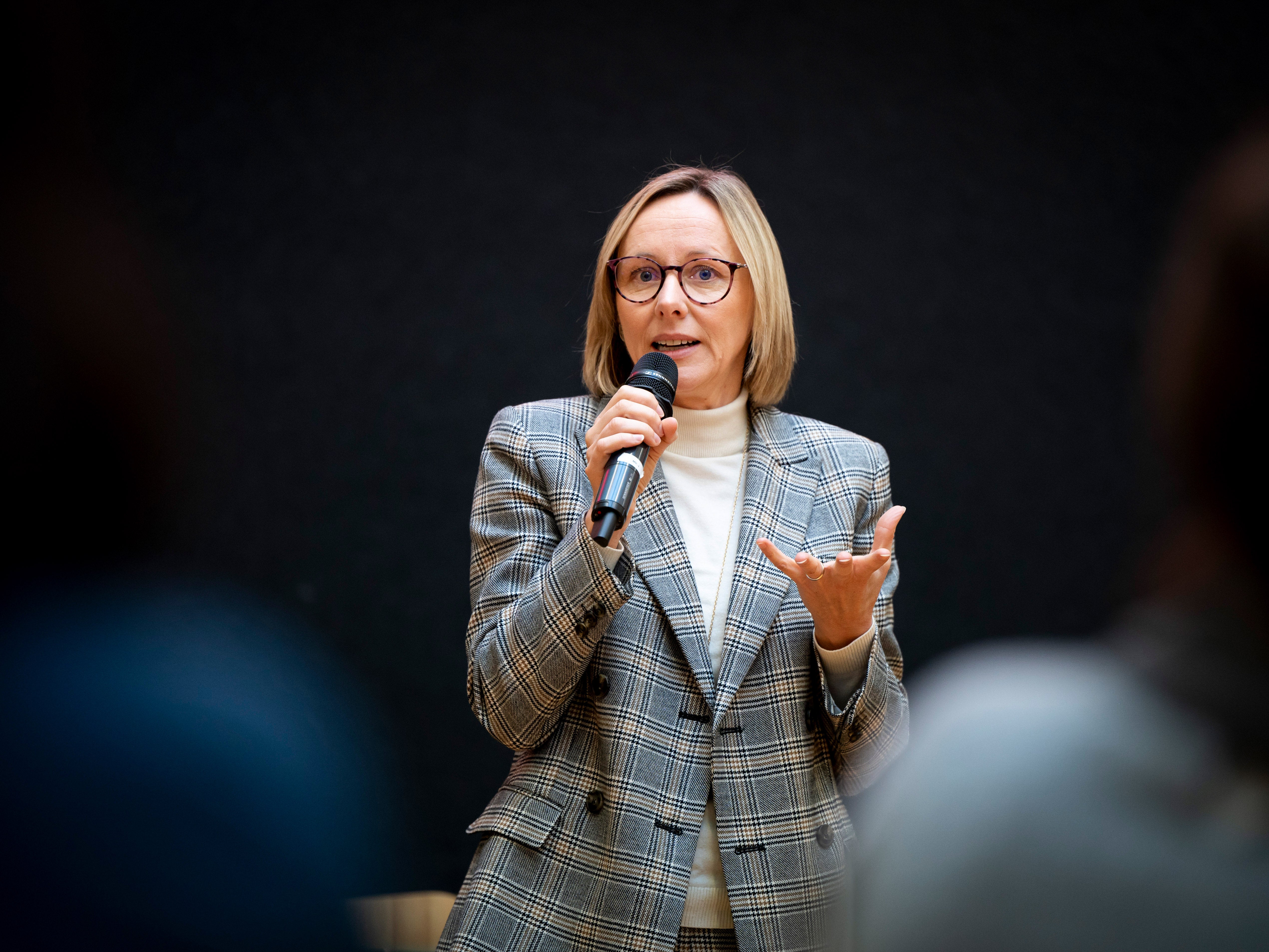 Personallandesrätin Magdalena Amhof: Im neuen Bereichsvertrag für das Landespersonal wurden neue Hebel für eine leistungsorientierte Entlohnung  geschaffen. (Foto: LPA/Fabio Brucculeri)