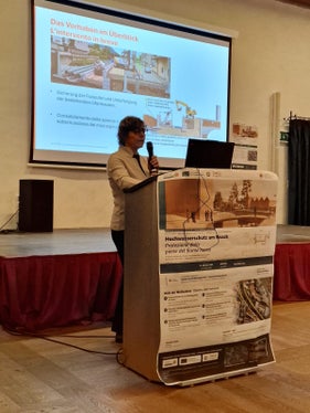 Durante la serata informativa pubblica a Vipiteno, i responsabili hanno illustrato il cronoprogramma e l’organizzazione del cantiere e risposto alle domande del pubblico. (Foto: USP/Ufficio Sistemazione bacini montani nord dell’Agenzia per la Protezione civile/Philipp Walder)