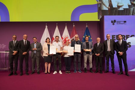 Il premio Innovazione 2025 dell'Euregio. Nella foto (da sinistra) il presidente Arno Kompatscher, Marcus Hofer (presidente della giuria e amministratore delegato dell'agenzia di promozione economica del Tirolo), la presidente Barbara Thaler (Camera di commercio del Tirolo), Luca Benedetti (2° classificato), Eva Littringer (1° classificata), Bernhard Weiskopf e Florian Ennemoser (3° classificato), il presidente Michl Ebner (Camera di Commercio di Bolzano), il presidente Andrea De Zordo (Camera di Commercio di Trento) e l'assessore provinciale Simone Marchiori (Trentino). (Foto: Land Tirol/Sedlak)