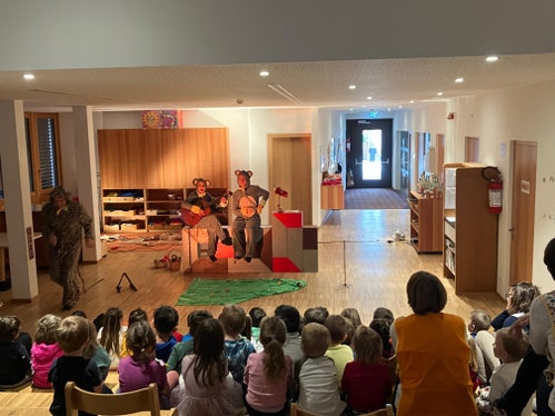 Ai mituns y ales mitans dles scolines ladines ti él gnü pité la poscibilité da tó pert ala rapresentaziun te dui lingac La sorücia Frederick y la forza dla fantasia. (Foto: USP/Intendënza y Cultura ladina)