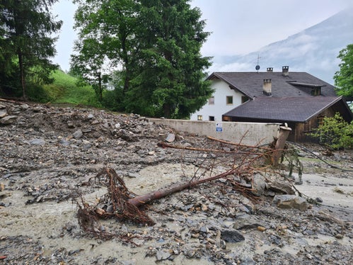 Freiwillige Feuerwehren, Berufsfeuerwehr und Wildbachverbauung sind im Einsatz, nachdem ein Seitenbach des Trenserbachs über die Ufer getreten ist. (Foto: LPA/Landesamt für Wildbach- und Lawinenverbauung Nord/Jan Kobald)