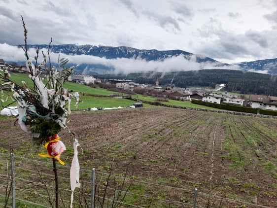 Temperaturen und Niederschlagsmengen über dem langjährigen Durchschnitt: Das kennzeichnet den soeben zu Ende gegangenen Monat März. Das Bild ist eine Momentaufnahme des verregneten Osterwochenendes, es enstand in Pfalzen mit Blick auf den Kronplatz. (Foto: LPA/Maja Clara)
