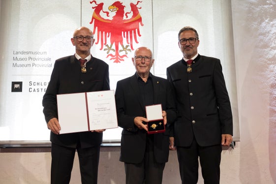 Per i suoi meriti nel campo della musica come direttore d'orchestra e compositore, in particolare come ambasciatore oltre i confini provinciali, il professor Othmar Trenner di Collalbo ha ricevuto un riconoscimento da Anton Mattle (a sinistra) e Arno Kompatscher (a destra). (Foto: Land Tirol/Sedlak)