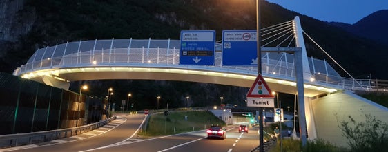 Die Gestaltung des Straßennetzes, im Bild die Umfahrung Leifers und die Fußgänger- und Fahrradbrücke Steinmannwald, und der Brückendienst gehören zu den Aufgaben der Landesabteilung Tiefbau, die fünf technische Experten oder Expertinnen sucht. (Foto: LPA/Abteilung Tiefbau)