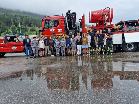 Wie und mit welchen Fahrzeugen und Geräten arbeitet die Berufsfeuerwehr? Auch das konnten die Teilnehmerinnen und Teilnehmer des Zivilschutz-Camps aus nächster Nähe beobachten. (Foto: LPA/Berufsfeuerwehr)