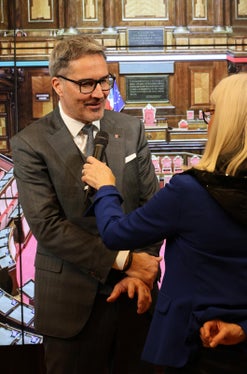 Ich bin mit diesem Ergebnis sehr zufrieden. Nun erfolgt die Übermittlung der Dokumente an die Republik Österreich als Bestätigung dafür, dass die Autonomie weiterhin Gegenstand des bilateralen Vertragsverhältnisses zwischen Österreich und Italien ist, sagt Landeshauptmann Kompatscher nach der Genehmigung der Autonomiereform im Senat. (Foto: LPA)