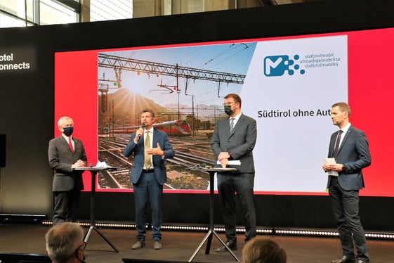 Mobilität können wir nur gemeinsam ändern, betonte LR Alfreider (2.v.l.) bei der Pressekonferenz zur nachhaltigen Erreichbarkeit mit Handelskammer-Präsident Ebner (1.v.l.), IDM-Präsident Pichler (3.v.r.) und Arbeitsgruppenkoordinator Vallazza. (Foto: LPA/Roman Clara)