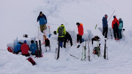 Nell'ambito del corso di formazione delle Commissioni valanghe 2026 (nella foto immagini dell'anno precedente) ad Axamer Lizum vengono presentati i risultati del progetto Euregio Cairos. (Foto: Land Tirol)