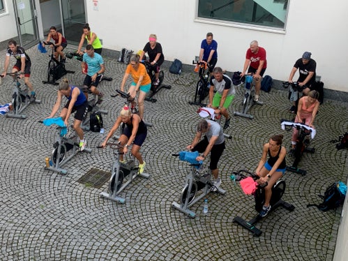 Spinning ist angesagt in einem der über 60 Workshops für die über 360 Teilnehmerinnen und Teilnehmer aus 19 Nationen und 4 Kontinenten, die diese Woche im Oberschulzentrum Mals zusammenkommen. (Foto: LPA/Pädagogische Abteilung der Deutschen Bildungsdirektion/Sportoberschule Mals)