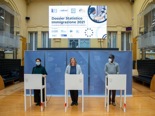 Daniela Zambaldi (Servizio di coordinamento per l'integrazione), la direttrice dell'ufficio Anika Michelon, Fernando Biague (da sinistra) insieme a Matthias Oberbacher hanno presentato i dati più importanti sull'immigrazione in Alto Adige ed in Italia (Foto: ASP / Fabio Brucculeri) 