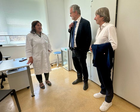 Das Ambulatorium für kleinere Dringlichkeiten im zum Gemeinschaftshaus weiterentwickelten Gesundheitssprengel in Brixen wird gut angenommen: Gesundheitslandesrat Hubert Messner und Ressortdirektor Michael Mayr schauten dort auf Stippvisite vorbei. (Foto: LPA/Angelika Schrott)