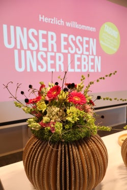 L'evento organizzato in occasione della Giornata dell'economia domestica ha messo in luce quanto siano strettamente interconnessi alimentazione, società e sostenibilità. I circa 100 partecipanti hanno colto l'occasione per porre domande, partecipare alla discussione e acquisire nuove prospettive. (Foto: USP/Scuola professionale di economia domestica e agroalimentare Aslago)