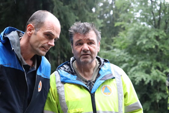 Lokalaugenschein bei der Anbruchstelle der oberflächlichen Rutschung in Hafling: der Direktor des Amtes für Zivilschutz in der Agentur für Bevölkerungsschutz Michael Gamper (links) und Landesgeologe Volkmar Mair. Die rund 3000 Kubikmeter Material, mit dem der Weißplatterbach am 28. Juni die Häuser in der Katzensteinstraße und am Naifdammweg vermurte, waren Ausbruchmaterial der Tunnelarbeiten vor Jahrzehnten. (Foto: LPA/Maja Clara)