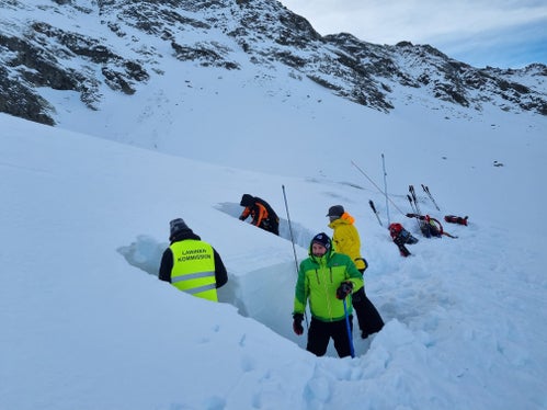 Lawinenkommissionsmitglieder bei der Fortbildung am Klausberg in der Gemeinde Ahrntal (Foto: LPA/Landesamt für Meteorologie und Lawinenwarnung/Harry Riedl)